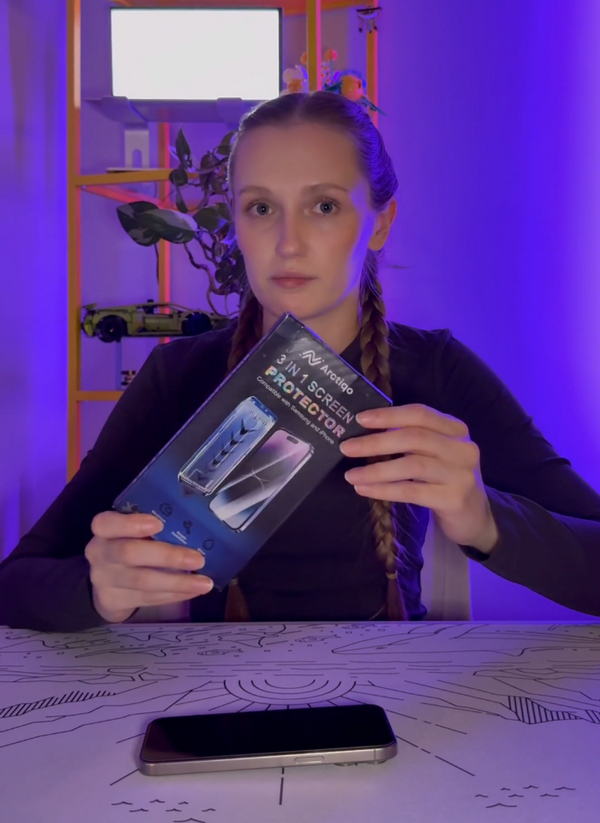 Zákaznice drží krabičku Arctiqo 3 v 1